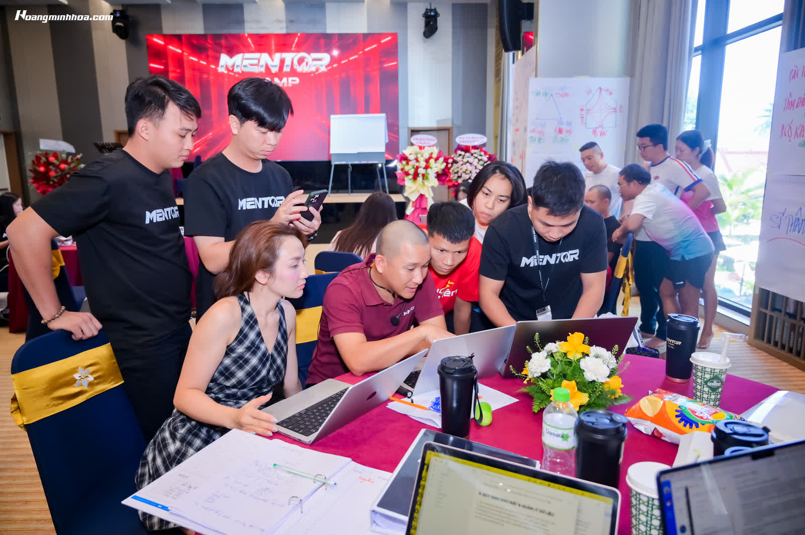 Anh Hóa hướng dẫn học viên thực hành trực tiếp trên laptop
