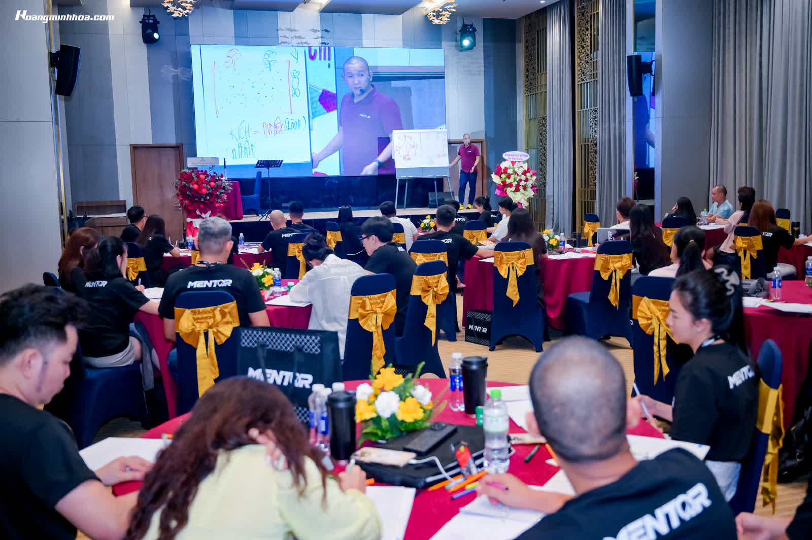 Hội trường học viên đang làm bài tập trong chương trình đào tạo